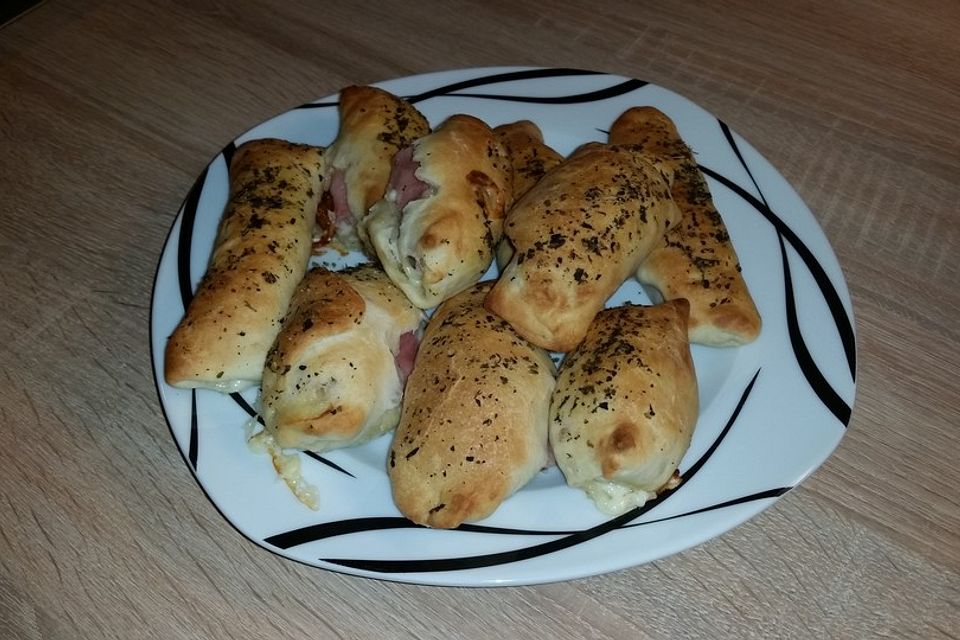 Gefüllte Pizzabrötchen