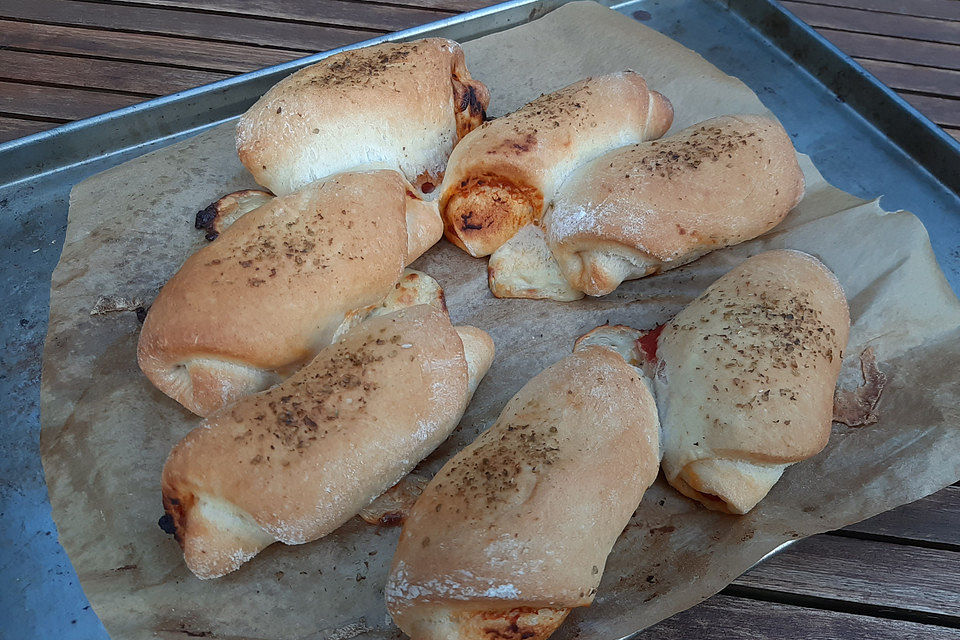 Gefüllte Pizzabrötchen