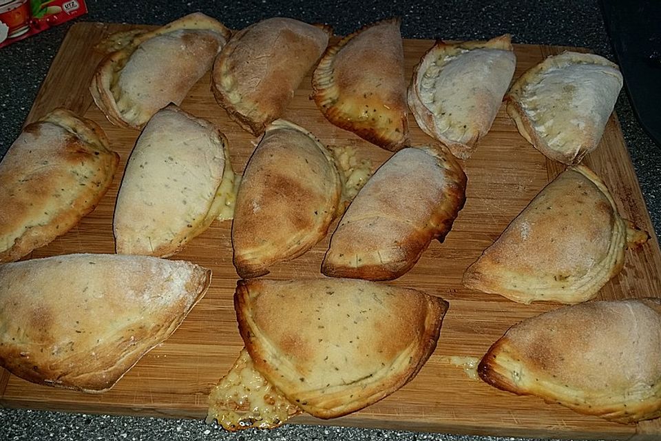 Gefüllte Pizzabrötchen