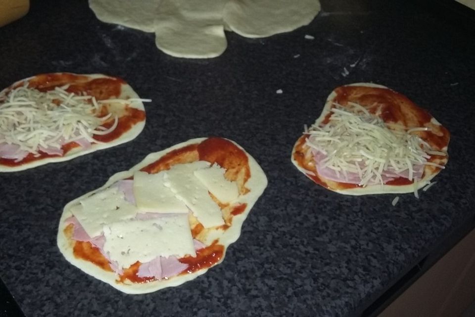 Gefüllte Pizzabrötchen