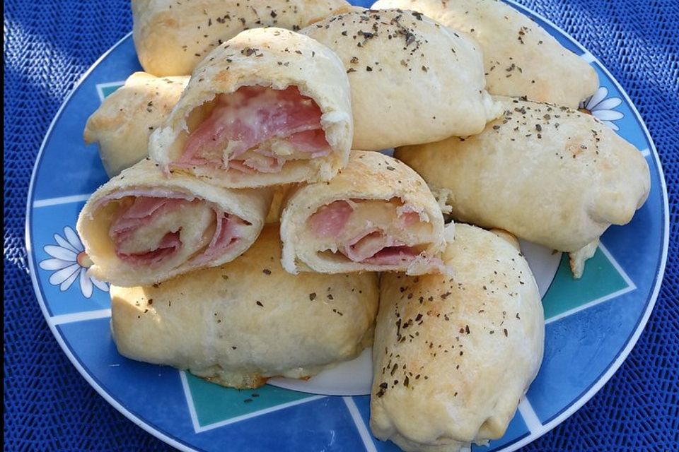 Gefüllte Pizzabrötchen