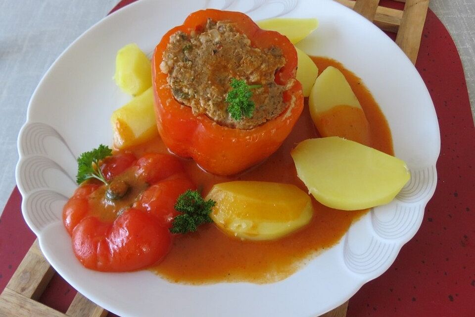 Gefüllte Paprika mit Tomatensoße