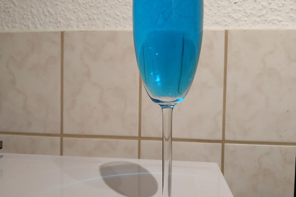 Sekt mit Blue Curacao