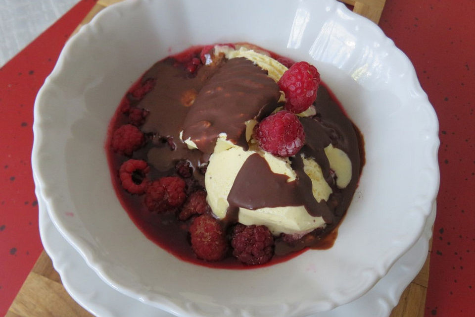 Vanilleeis mit heißen Himbeeren