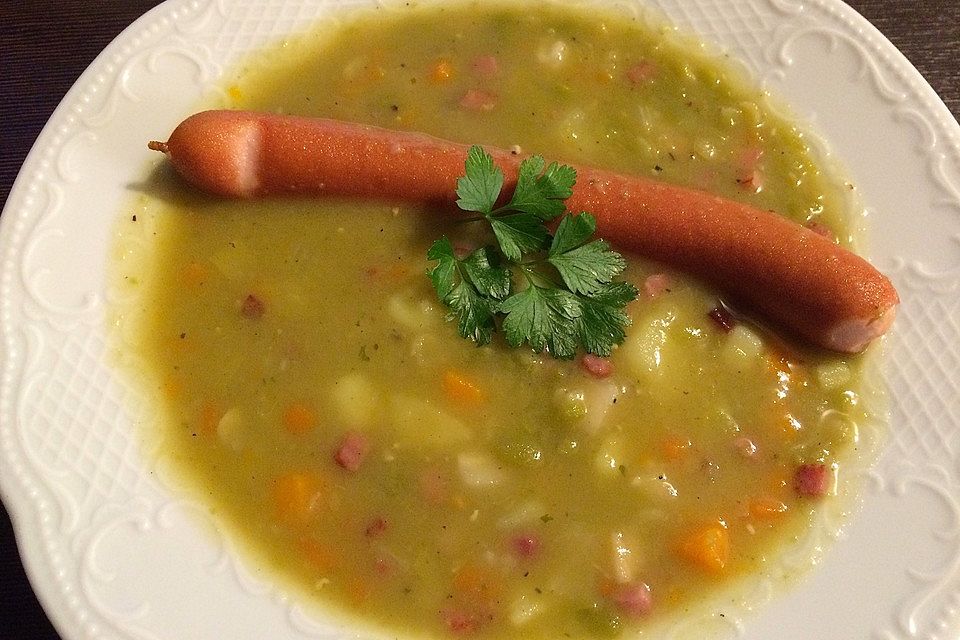 Erbsensuppe und Würstchen