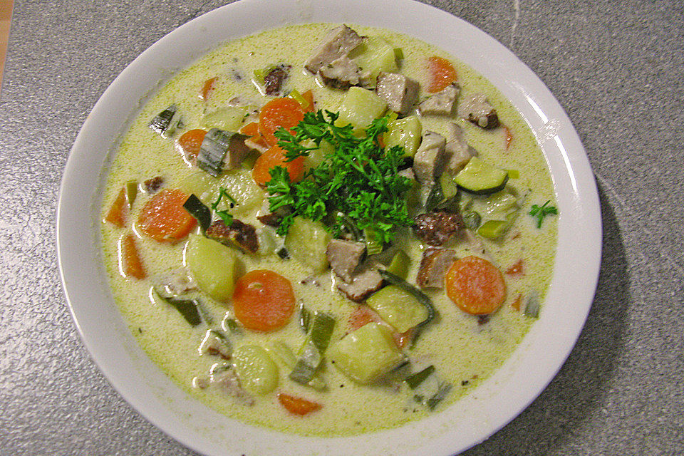 Gemüsesuppe mit Fleischklößchen