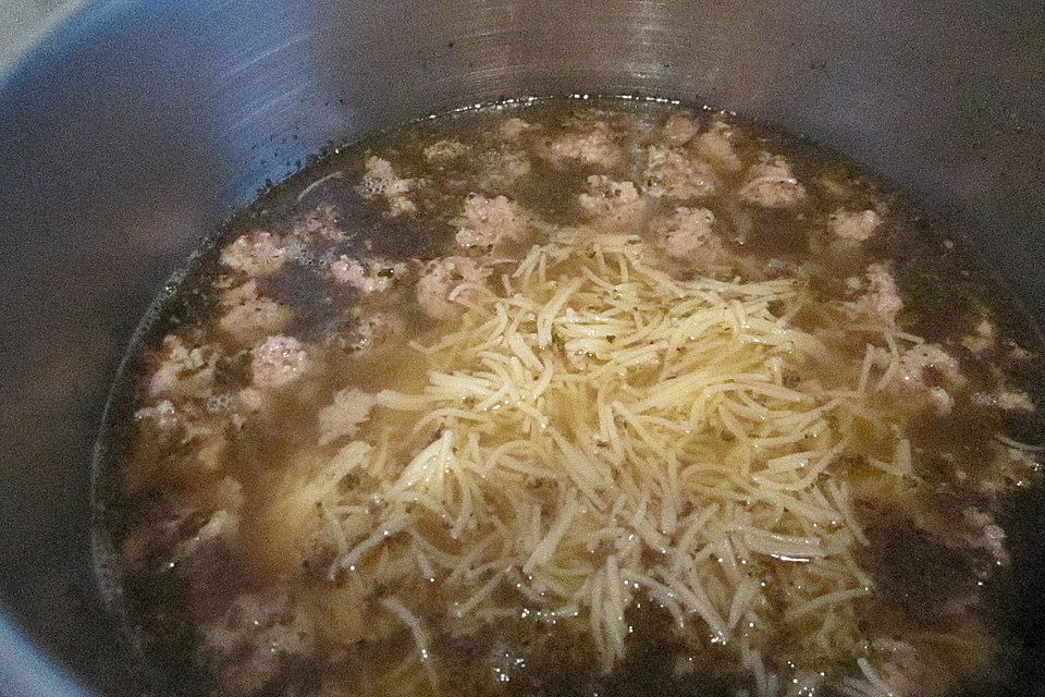 Wurstsuppe mit Nudeln