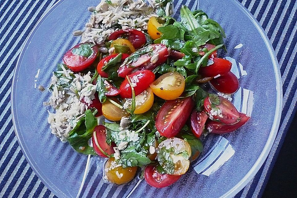 Italienischer Salat mit Basilikumsoße