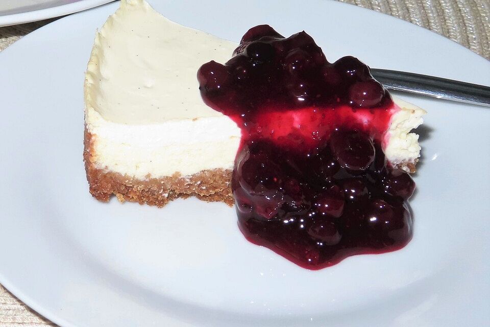 Amerikanischer Käsekuchen mit Blaubeersauce