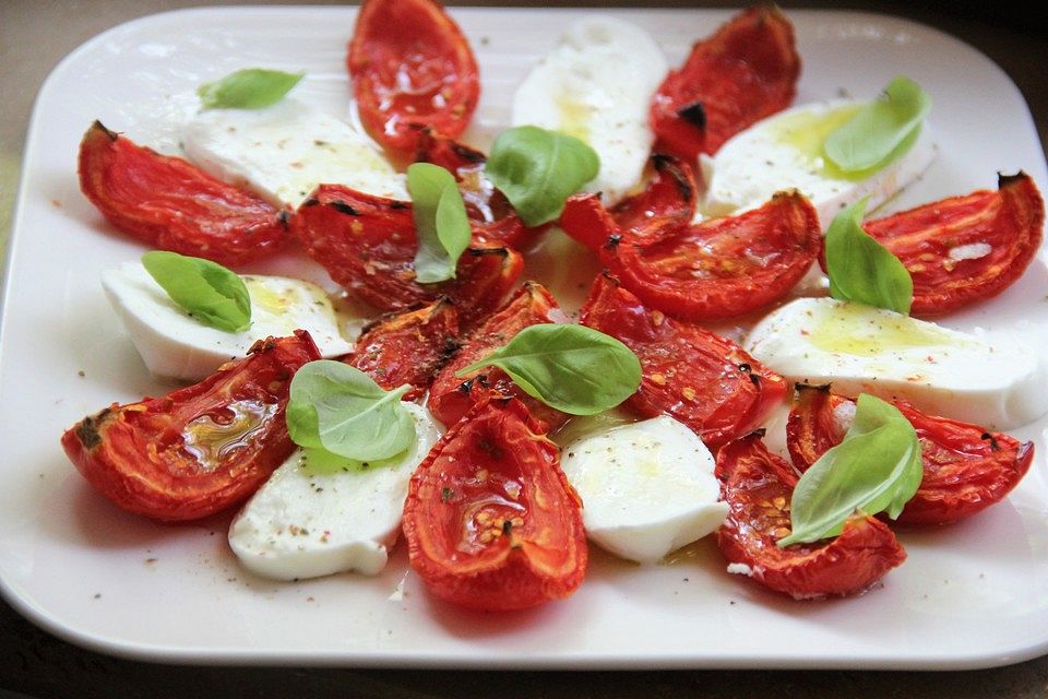 Ofengetrocknete Tomaten an Büffelmozzarella