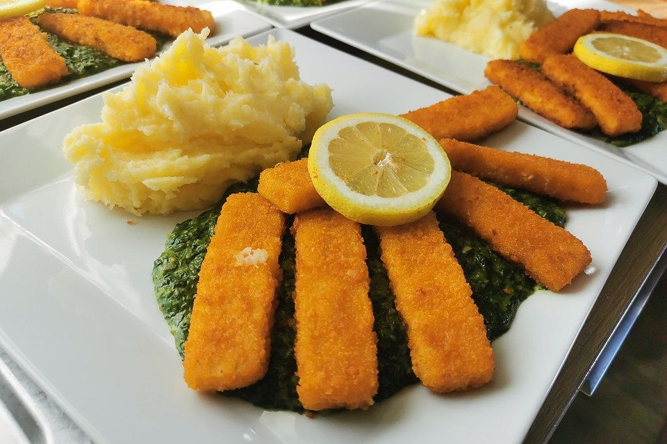 Fischstäbchen auf Kartoffelpüree