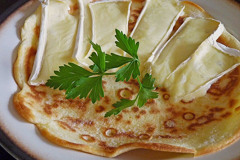 Eierkuchen - mit Camembert überbacken