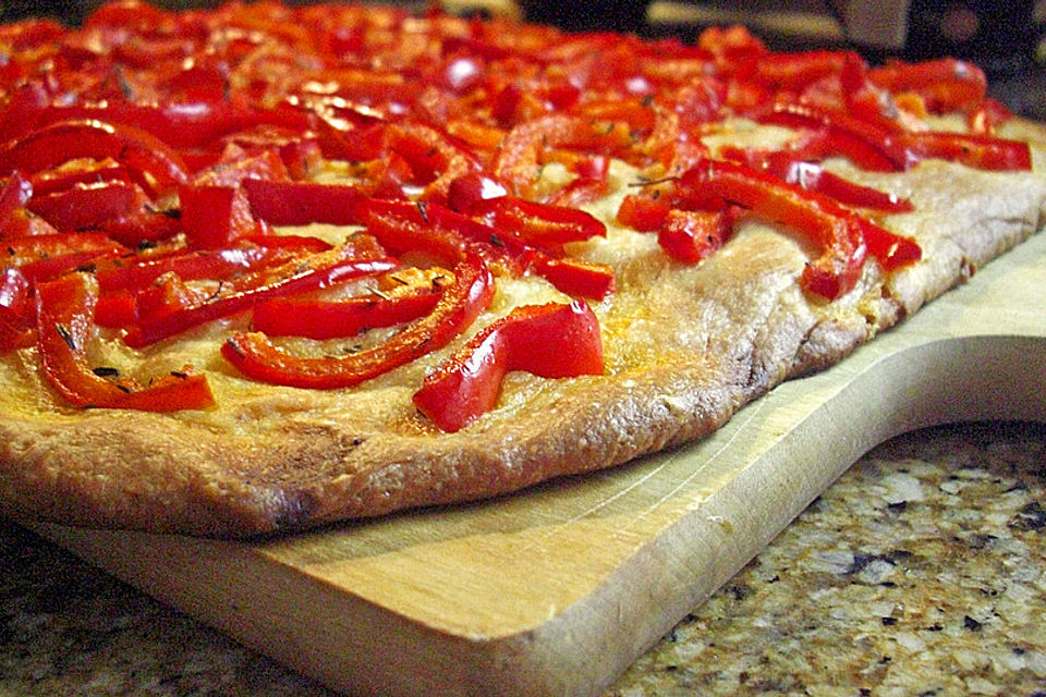 Coca de pimientos rojos