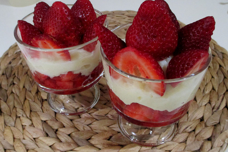 Vanillepudding auf Erdbeeren