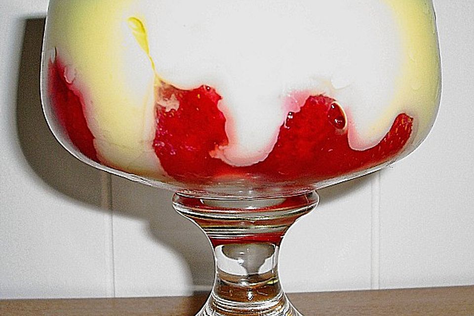 Vanillepudding auf Erdbeeren