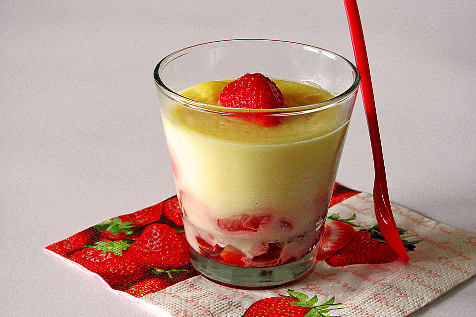 Vanillepudding auf Erdbeeren