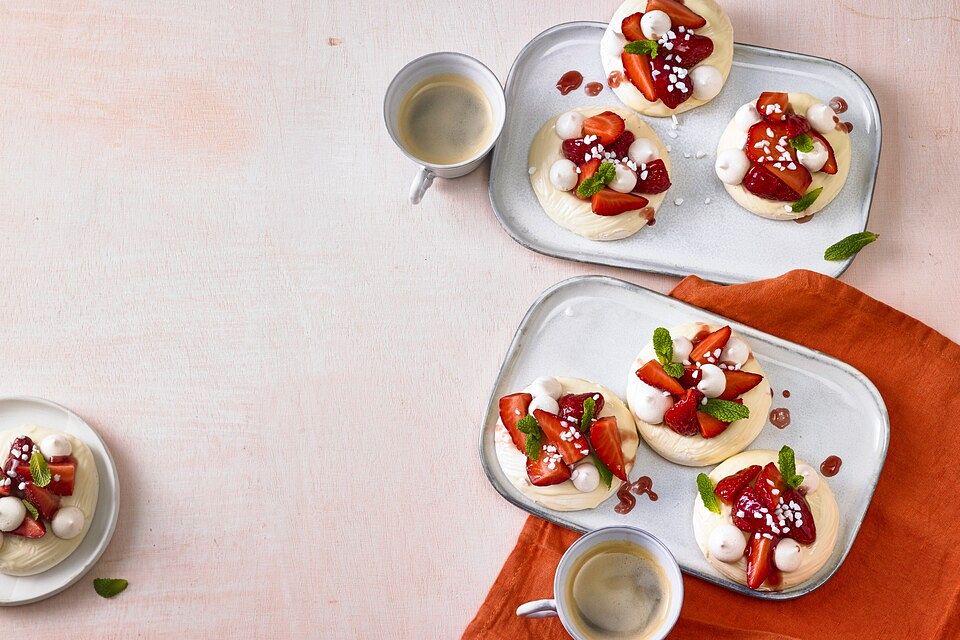 Baiser-Torteletts mit Erdbeeren