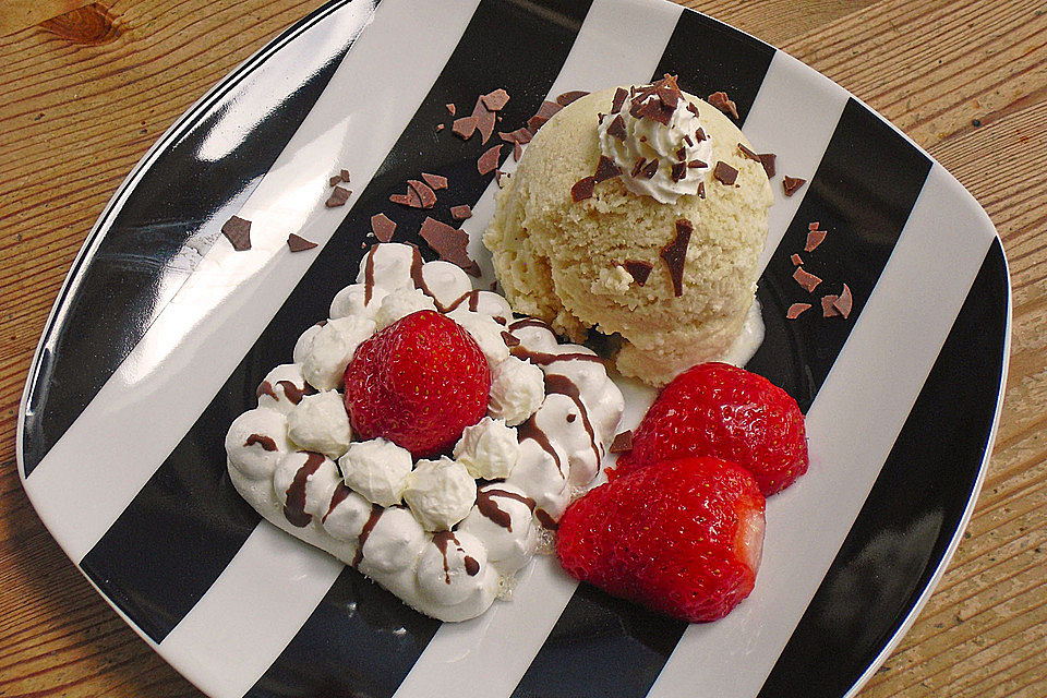 Baiser-Torteletts mit Erdbeeren