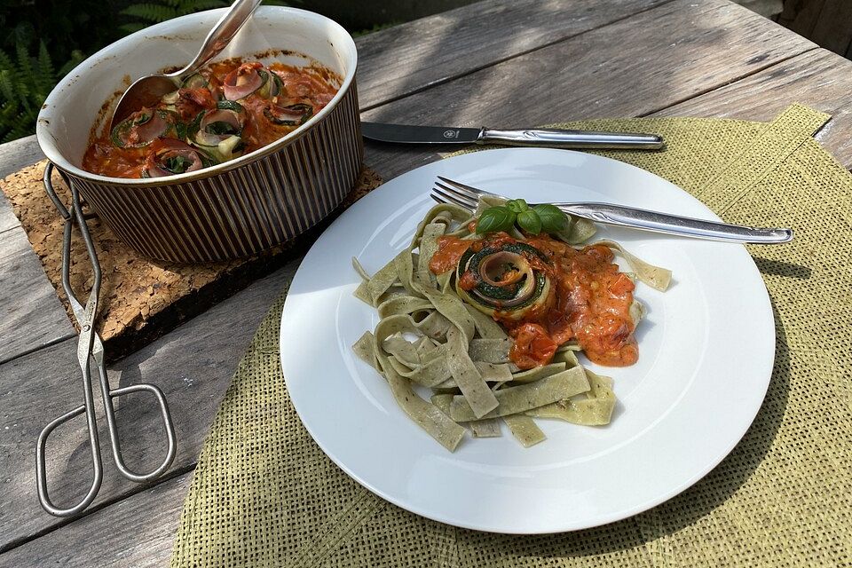 Zucchini-Schinkenröllchen überbacken