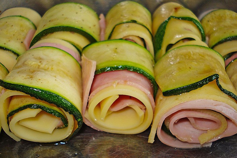 Zucchini-Schinkenröllchen überbacken