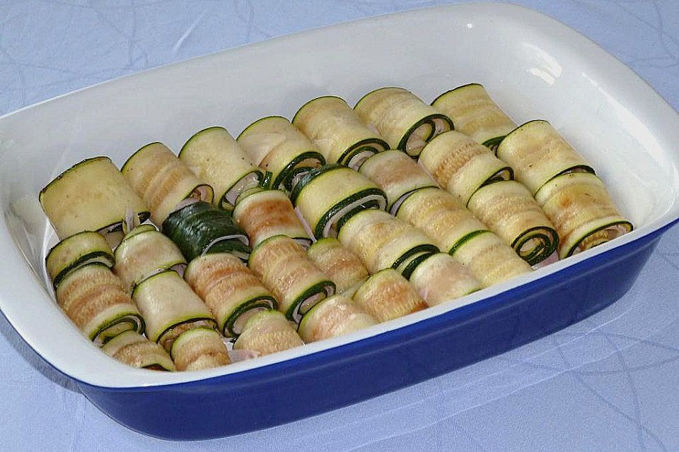 Zucchini-Schinkenröllchen überbacken