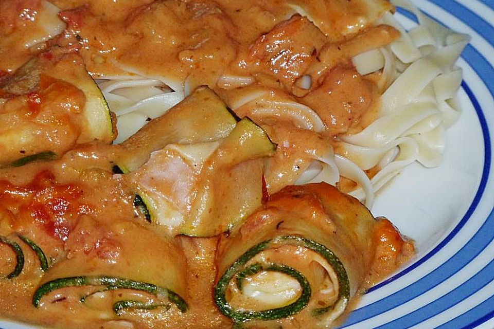 Zucchini-Schinkenröllchen überbacken