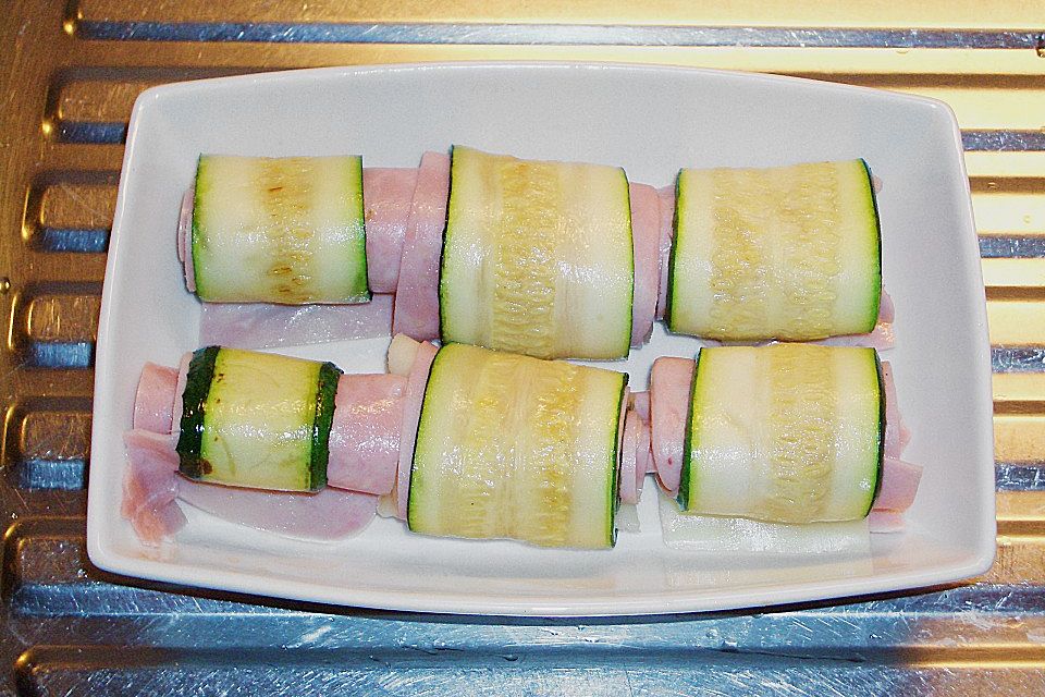 Zucchini-Schinkenröllchen überbacken