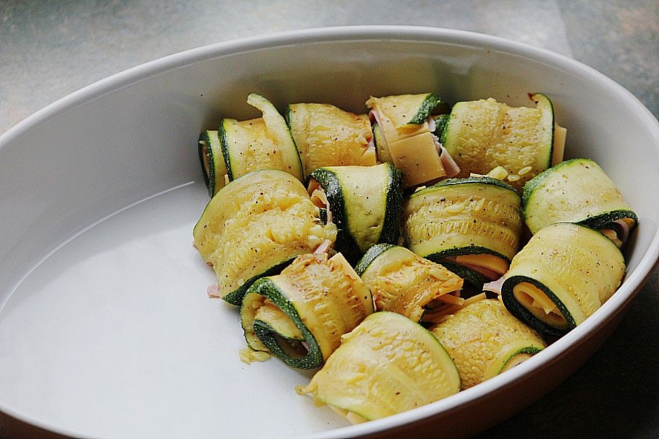 Zucchini-Schinkenröllchen überbacken