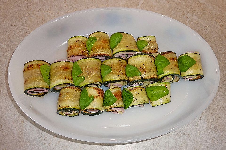 Zucchini-Schinkenröllchen überbacken