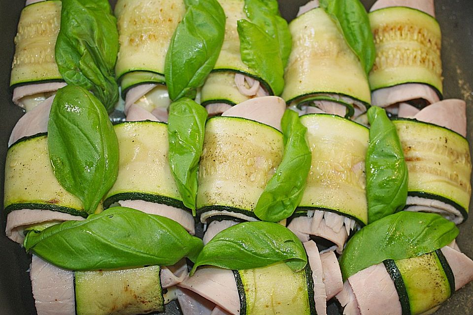 Zucchini-Schinkenröllchen überbacken