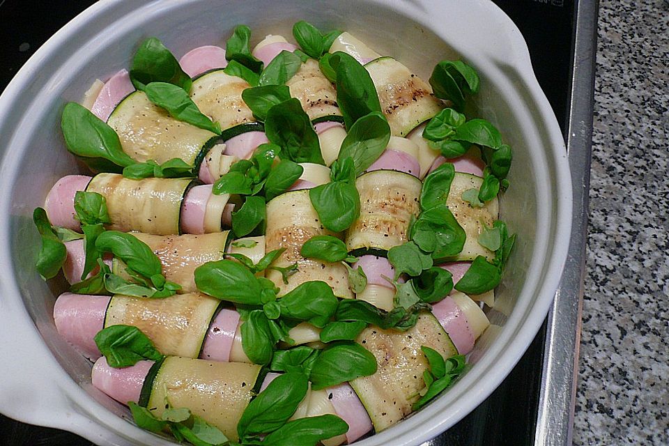 Zucchini-Schinkenröllchen überbacken