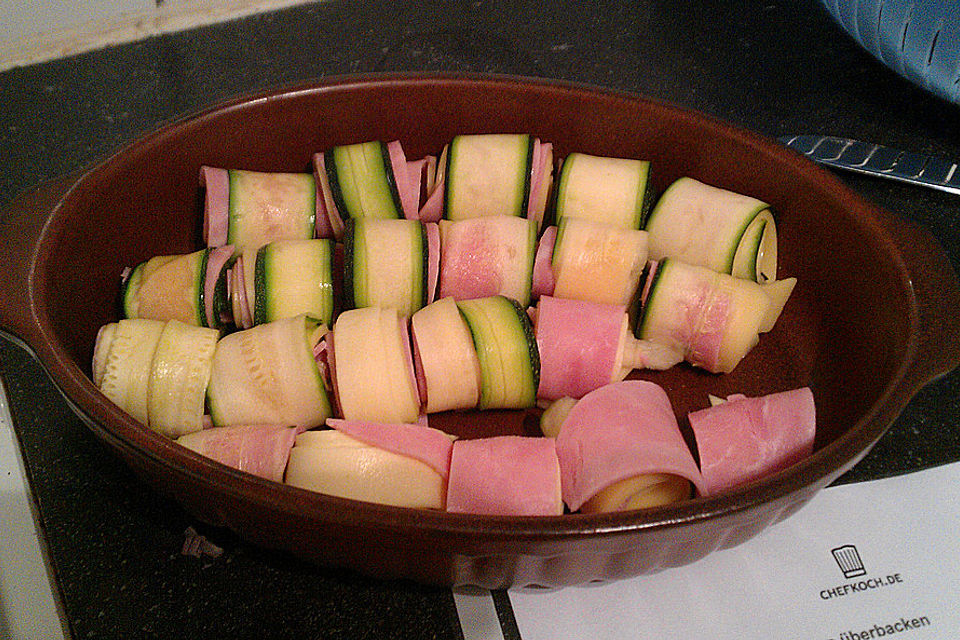 Zucchini-Schinkenröllchen überbacken