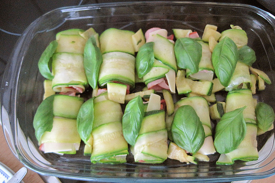 Zucchini-Schinkenröllchen überbacken