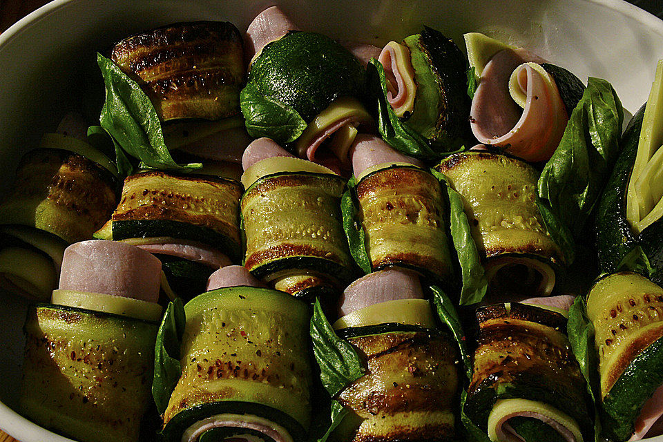 Zucchini-Schinkenröllchen überbacken