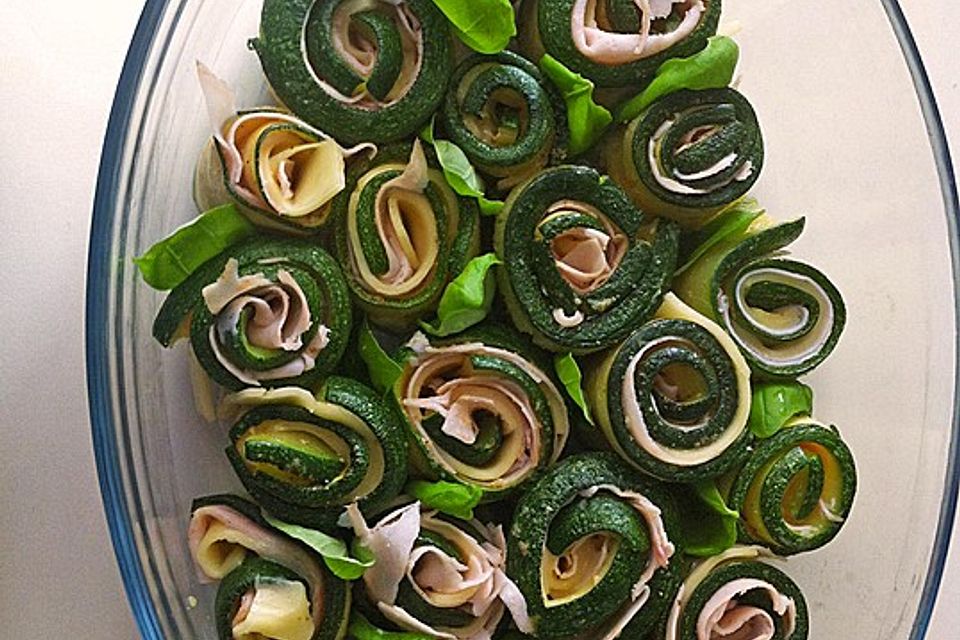 Zucchini-Schinkenröllchen überbacken