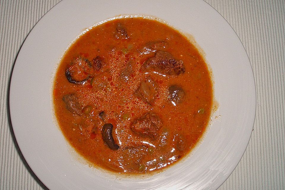 Kesselgulasch mit Champignons