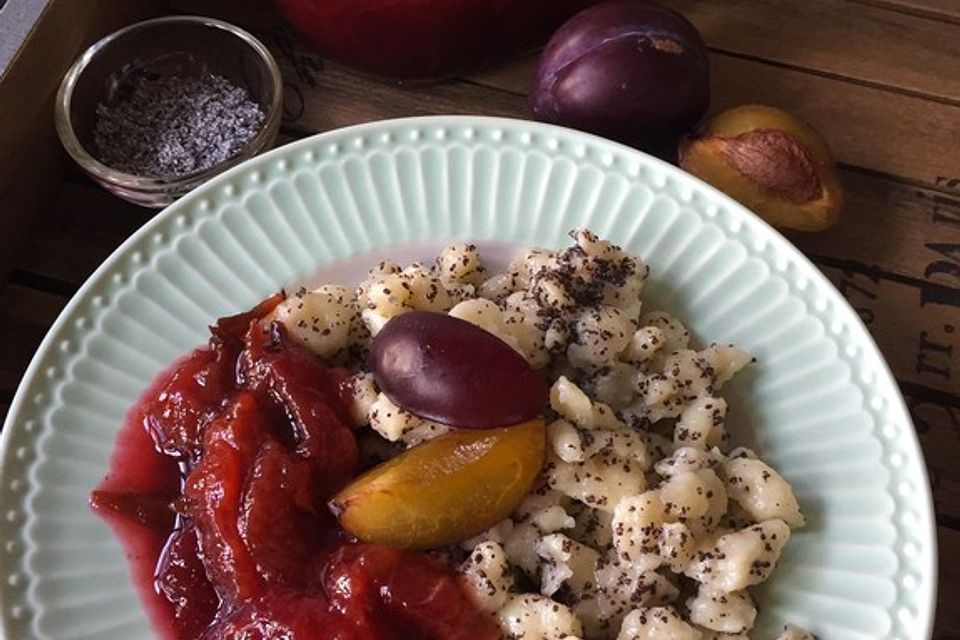 Mohnspätzle mit Pflaumenkompott