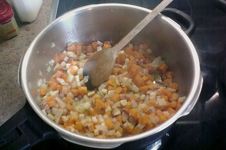 Kartoffelsuppe mit gewürfeltem Gemüse