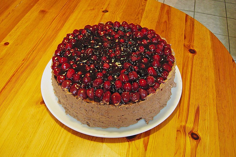 Schokosahnetorte mit Beeren