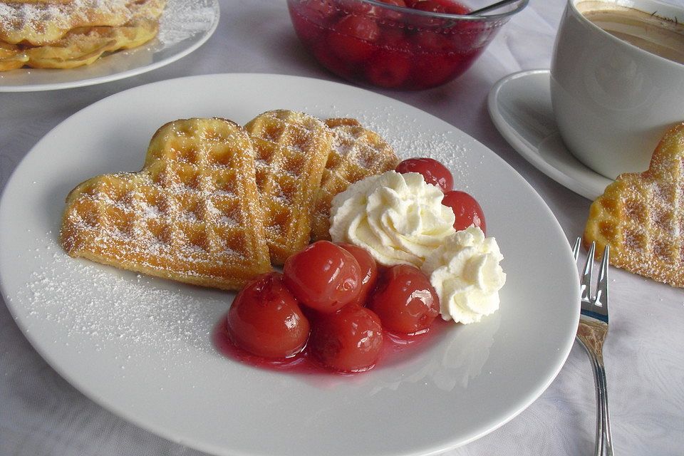 Waffeln mit heißen Kirschen