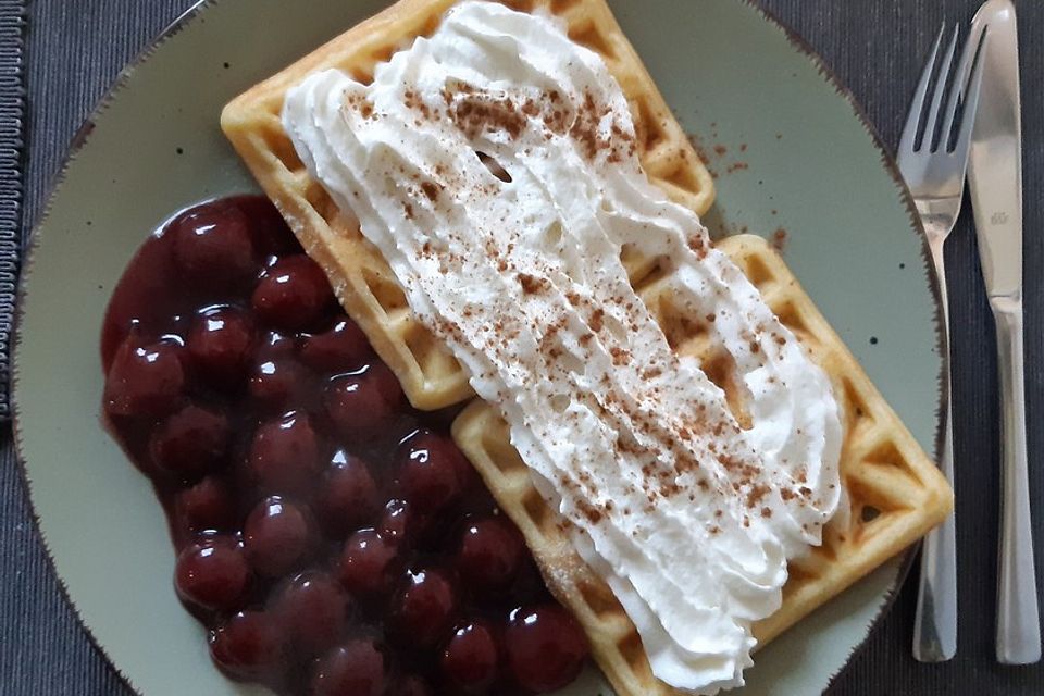 Waffeln mit heißen Kirschen