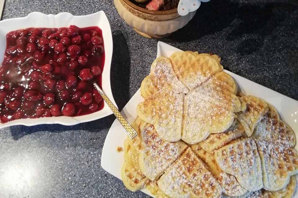 Waffeln mit heißen Kirschen