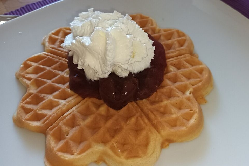 Waffeln mit heißen Kirschen