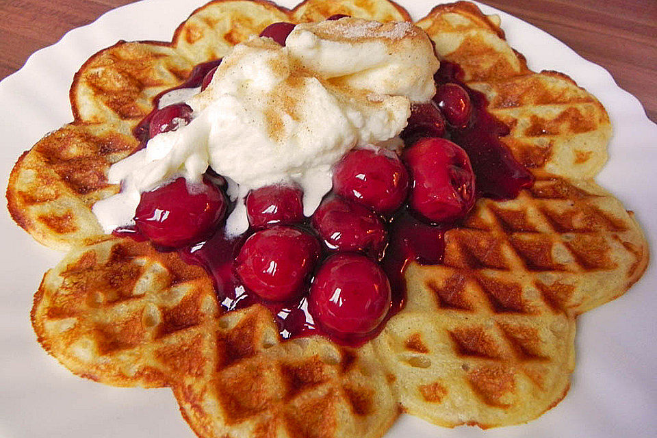 Waffeln mit heißen Kirschen