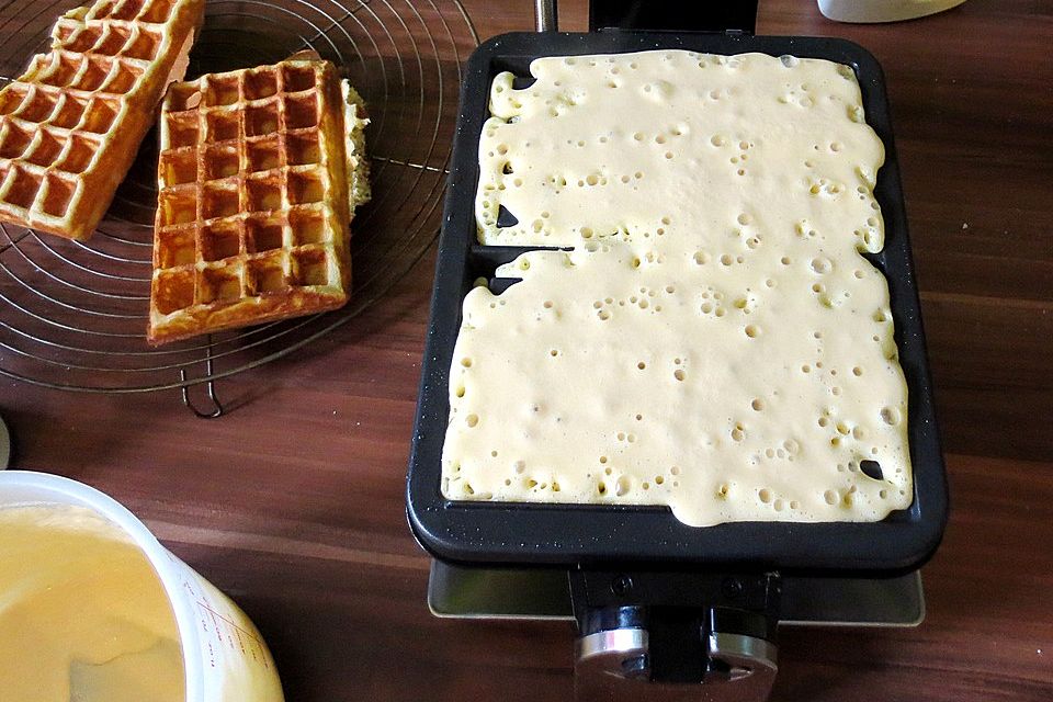 Waffeln mit heißen Kirschen