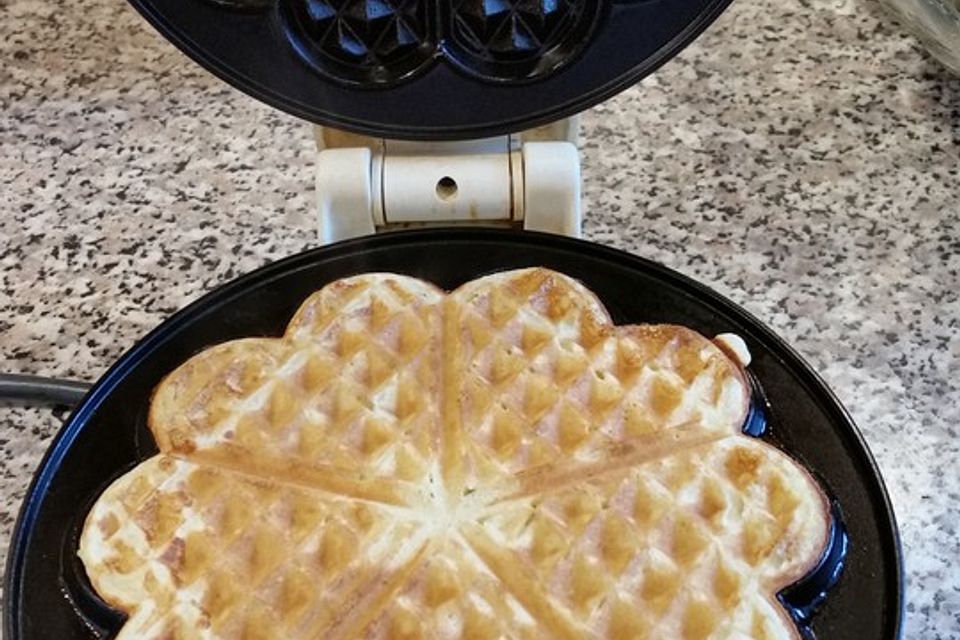 Waffeln mit heißen Kirschen