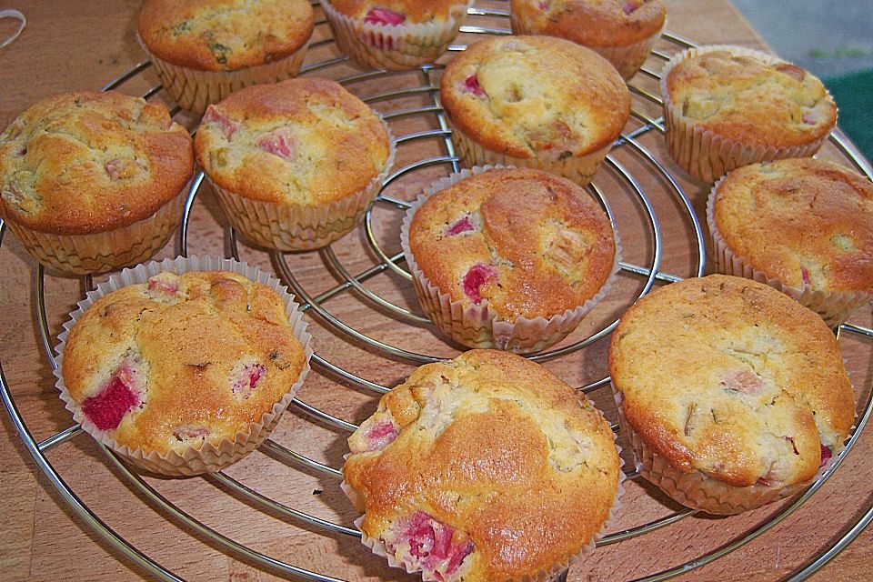 Rhabarbermuffins mit frischer Minze