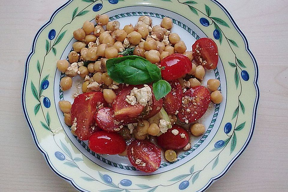 Sommerlicher Kichererbsensalat mit Schafskäse