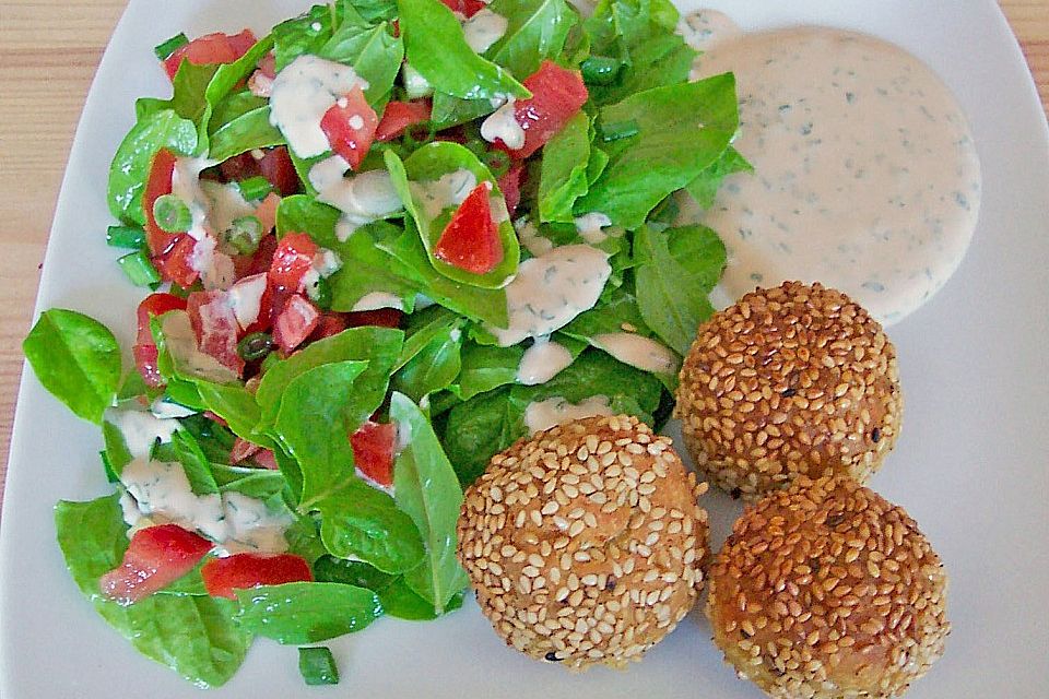 Spinatsalat mit Kichererbsenbällchen