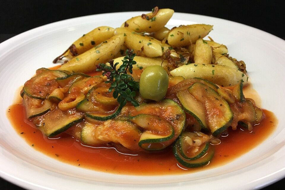 Tomaten - Zucchini - Oliven Soße